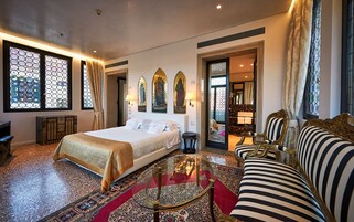 Suíte panorâmica, 1 cama King, banheira de imersão, vista para o canal | Frigobar, cofres nos quartos, individualmente decorados