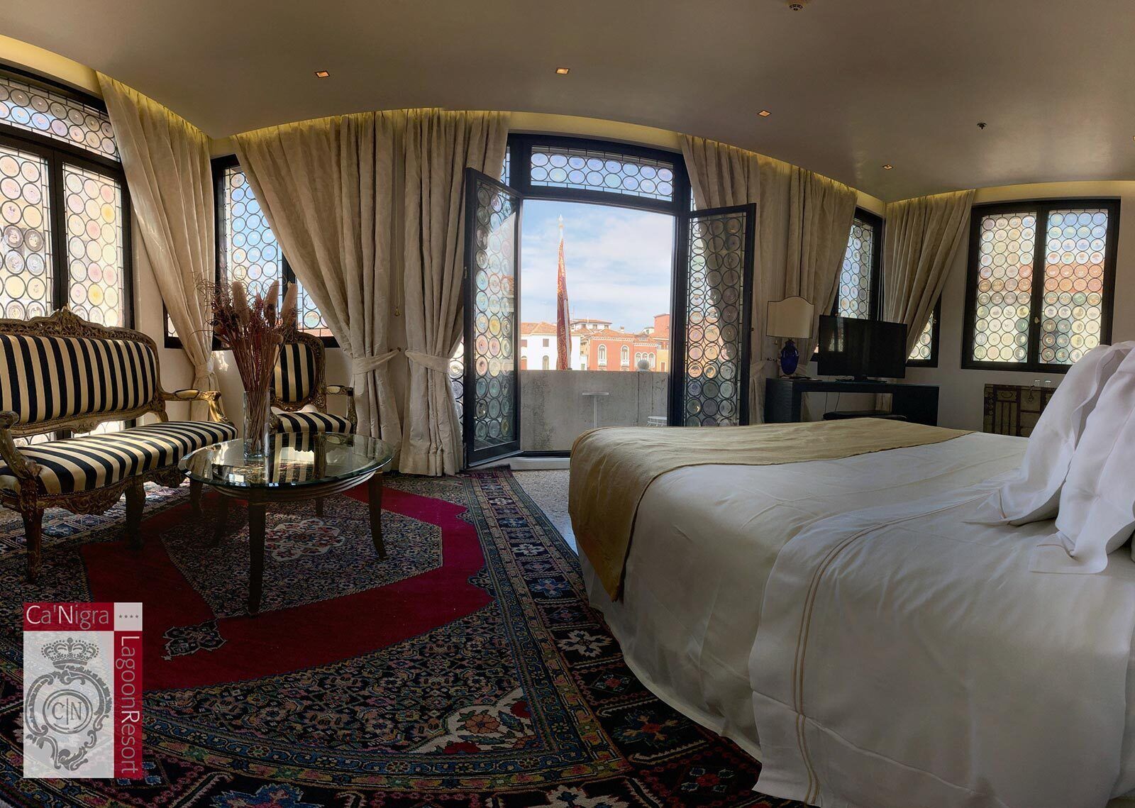 panoramic suite, 1 king bed, hot tub, canal view | minibar, in-room safe, individually decorated, individually furnished