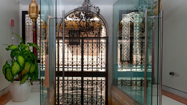 Una escalera con una reja de hierro forjado que da a un espacio exterior.
