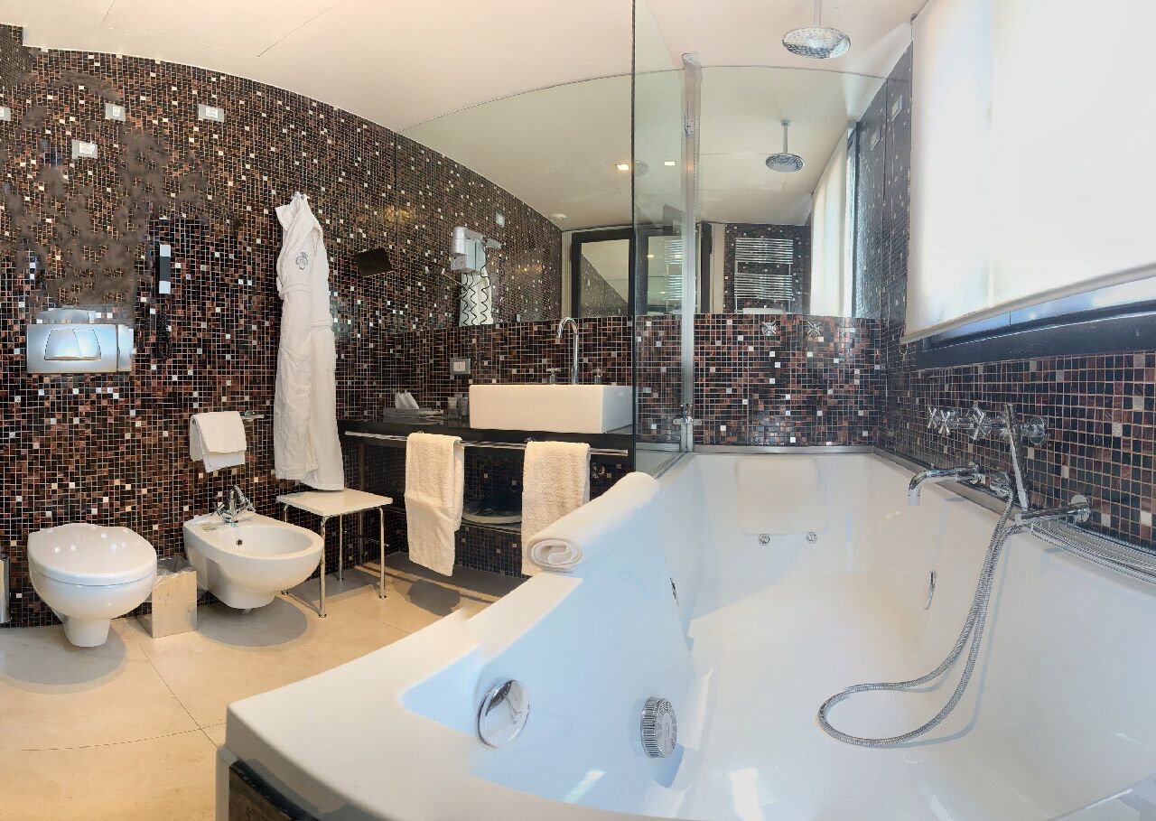 panoramic suite, 1 king bed, hot tub, canal view | bathroom | rainfall showerhead, hair dryer, slippers, bidet