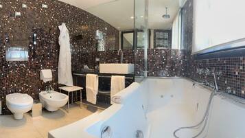 Suite Panoramique, 1 très grand lit, bain à remous, vue canal | Salle de bain