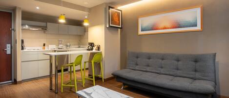 Suite Junior, 2 lits doubles, non-fumeurs | Coin séjour | Télévision LCD de 37 pouces avec chaînes par câble, télévision