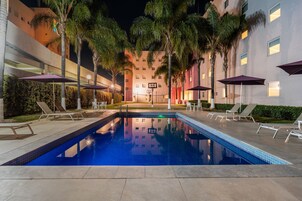 室外游泳池，08:00 至 20:00 开放，日光浴躺椅