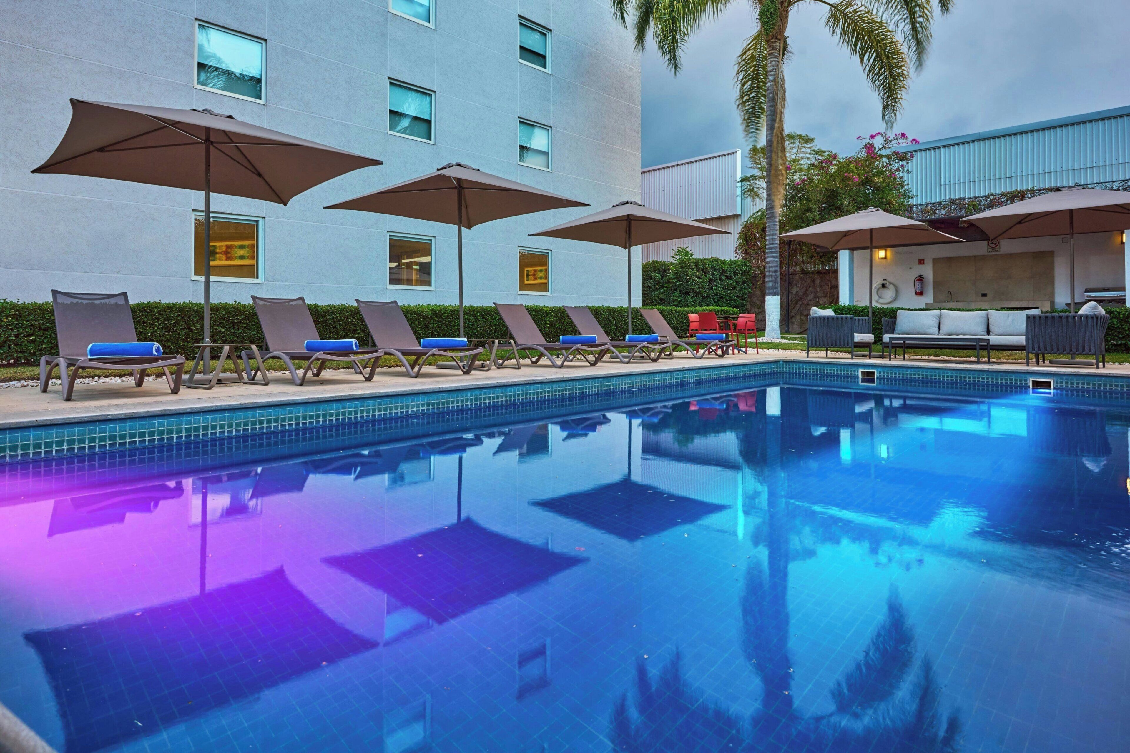 Piscina externa, funciona das 8h às 20h, espreguiçadeiras
