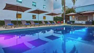 Piscina externa, funciona das 8h às 20h, espreguiçadeiras