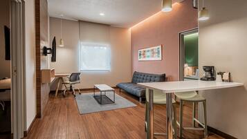 Suite, 2 habitaciones | Minibar, caja de seguridad en la habitación y escritorio