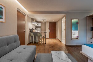 客房, 1 张大床和 1 张沙发床 | 起居区 | 37-英寸液晶电视 （配备有线频道）、电视