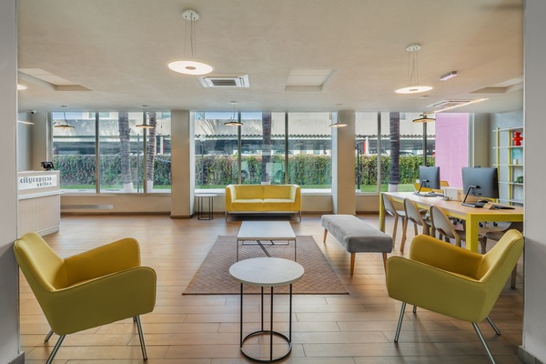 Lobby lounge