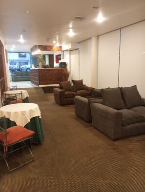 32-inch flat-screen TV with cable channels, TV, pay films - Hotel Alcala del Rio (Santiago)