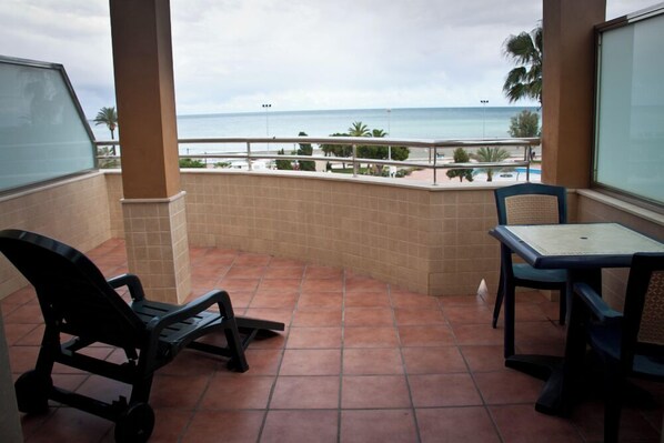 Deluxe Room, 1 Double Bed | Minibar, in-room safe, individually decorated, individually furnished