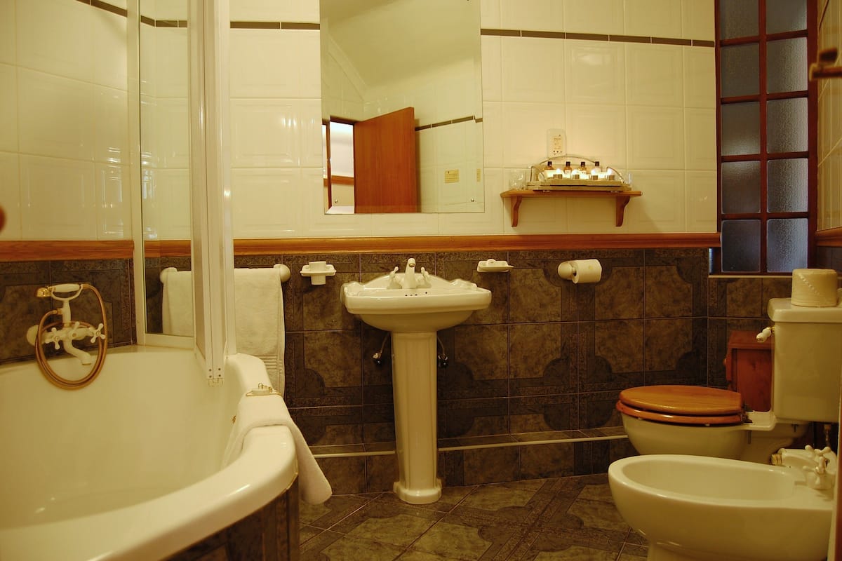 Combined shower/tub, deep soaking tub, designer toiletries, hair dryer