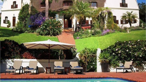 Piscina a l'aire lliure, para-sols i gandules 