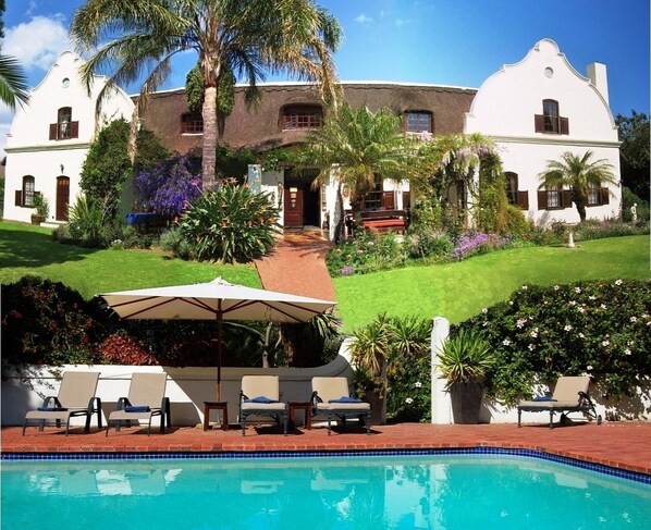 Outdoor pool, pool umbrellas, sun loungers - Somerton Manor (Cape Town)
