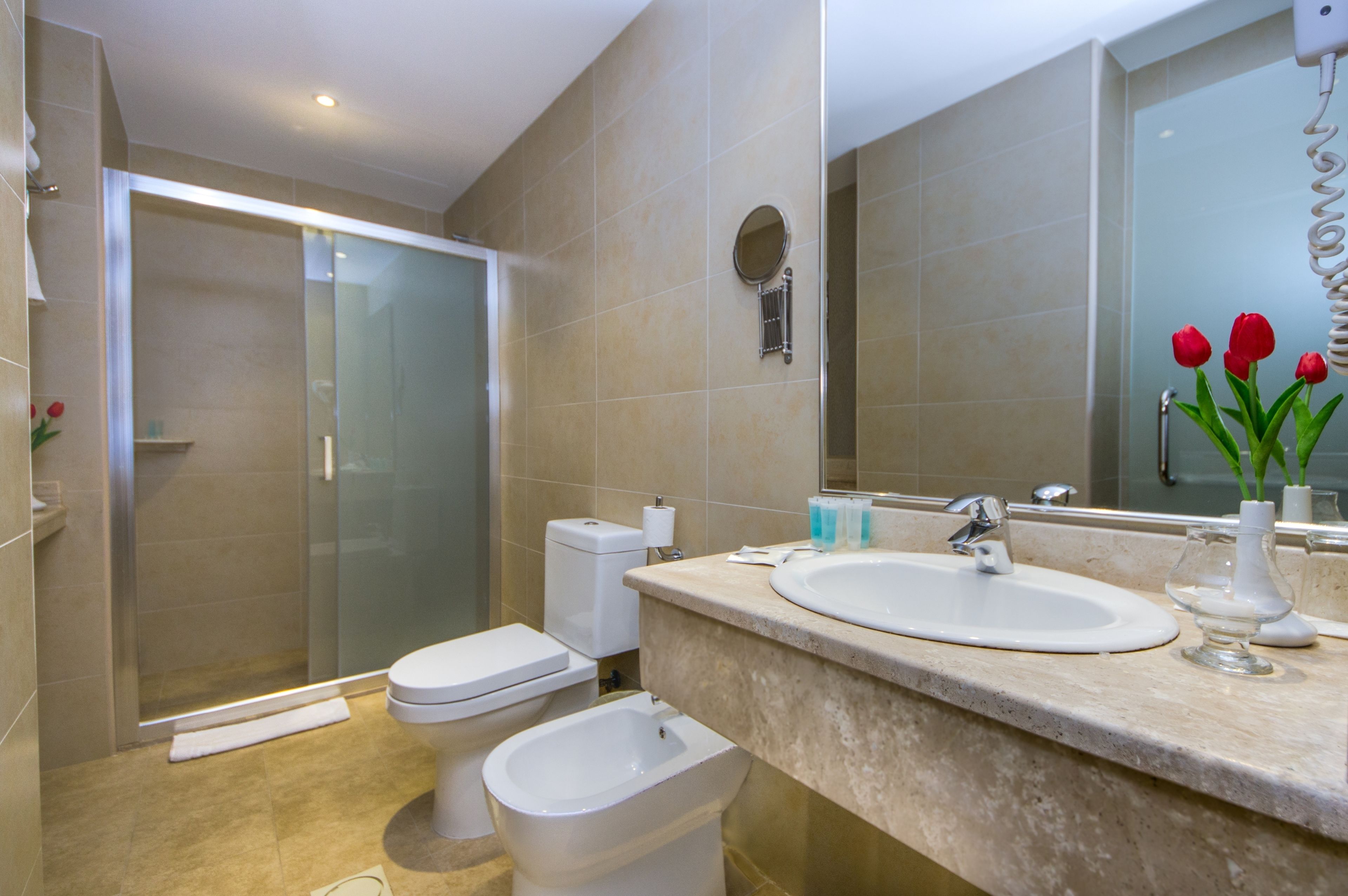 standard single room | bathroom | shower, rainfall showerhead, free toiletries, hair dryer