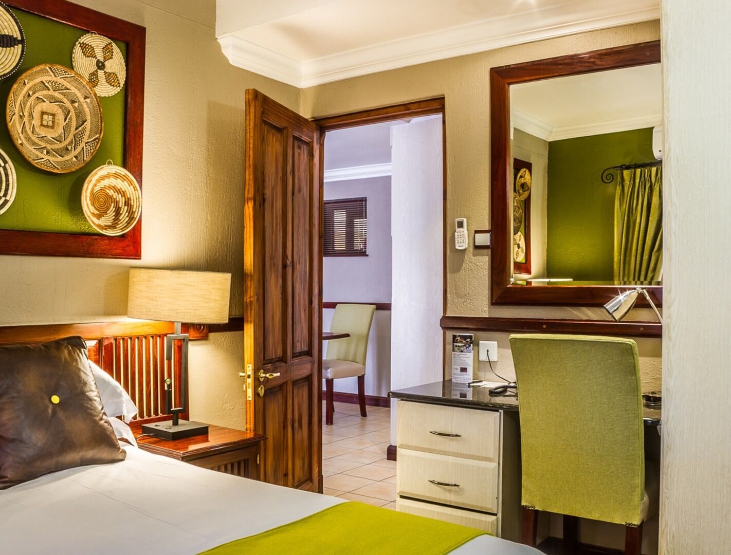 executive suite | down duvets, minibar, in-room safe, desk