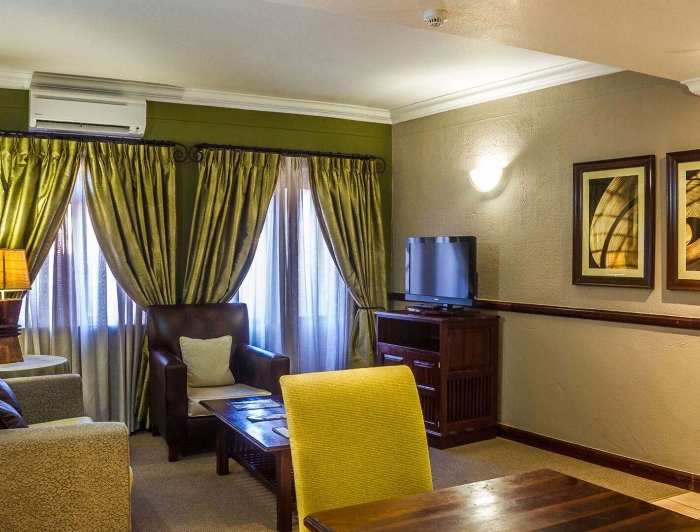 executive suite | down duvets, minibar, in-room safe, desk