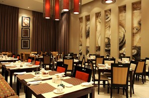 4 restoran; melayani sarapan, makan siang, dan makan malam