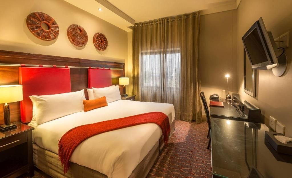 executive suite | bathroom | separate bathtub and shower, designer toiletries, hair dryer, towels