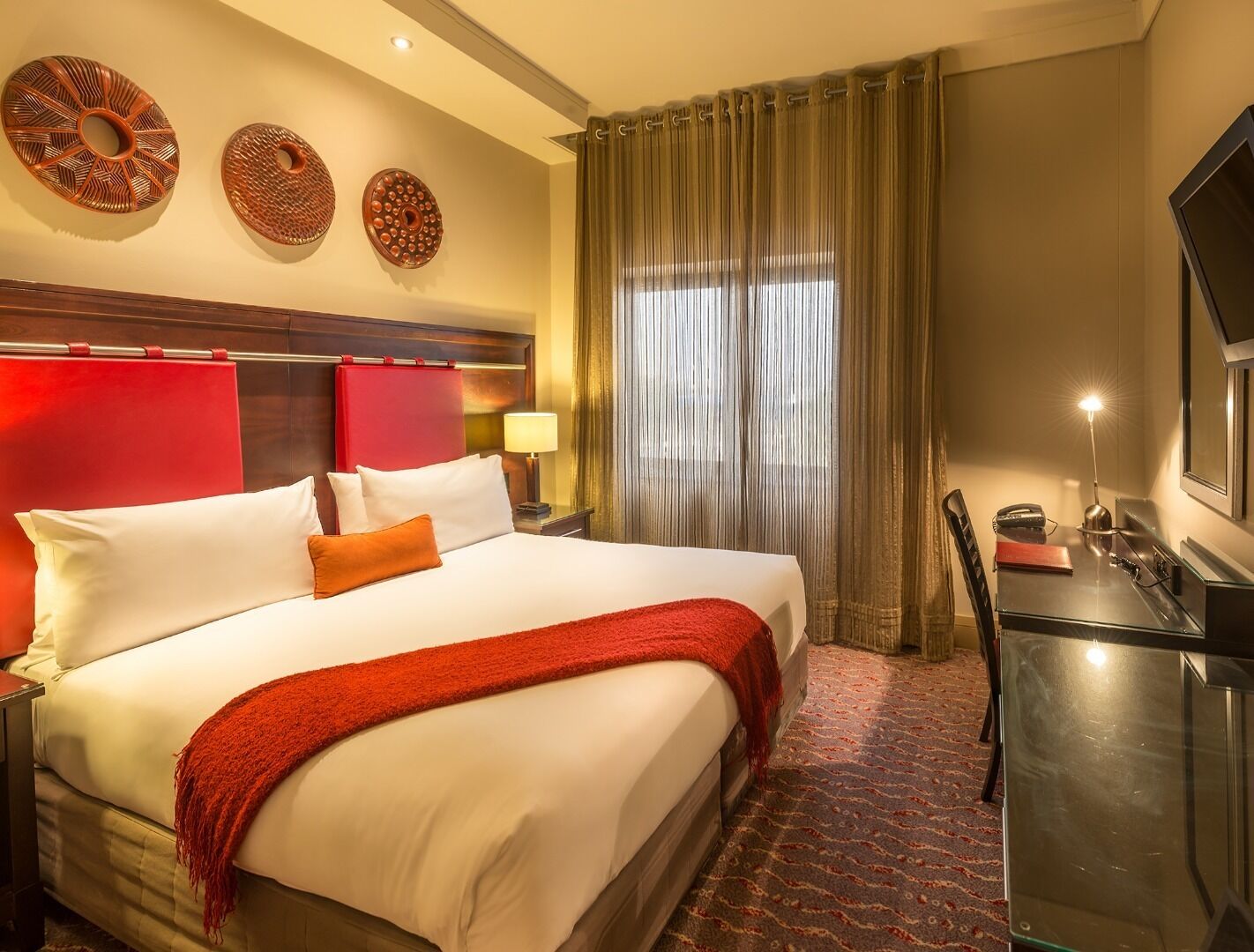 executive suite | memory-foam beds, in-room safe, desk, laptop workspace