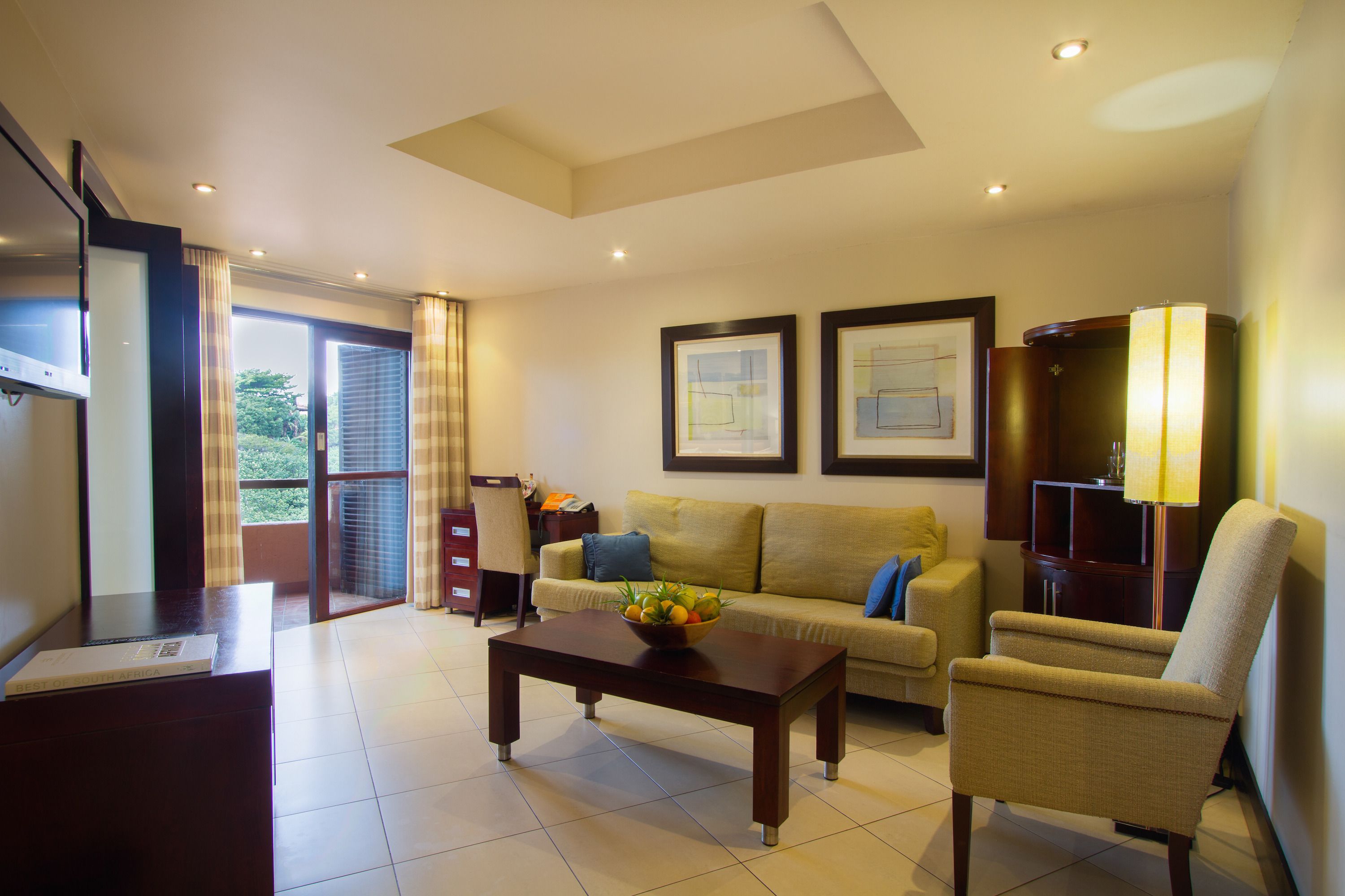 suite | minibar, in-room safe, desk, soundproofing