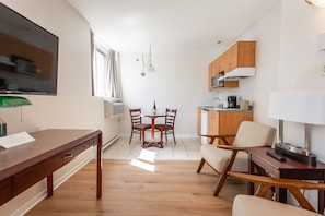 Superior Room, 1 King Bed | Living area
