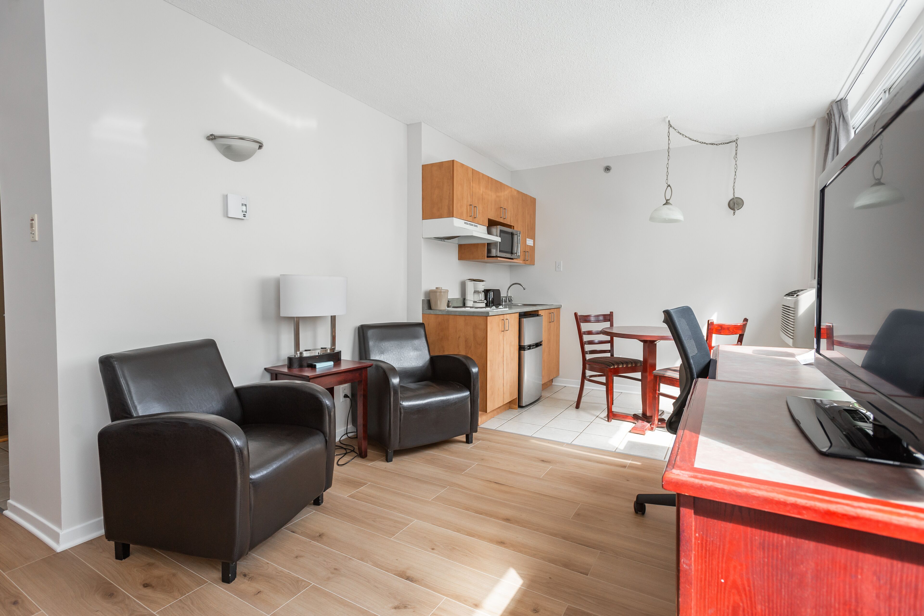 Un appartement moderne comprenant un salon, un coin repas et une cuisine.