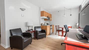 Un appartement moderne comprenant un salon, un coin repas et une cuisine.