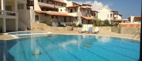 Piscine extérieure, chaises longues