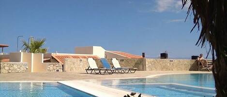 Piscine extérieure, chaises longues