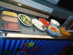 Daily full breakfast (EUR 11 per person)