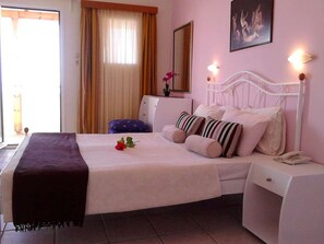 1 bedroom, premium bedding, desk, soundproofing