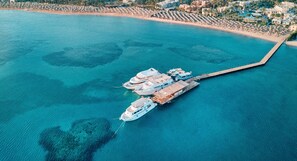 Ξαπλώστρες (σεζλόνγκ), πετσέτες θαλάσσης, βόλεϊ, beach bar