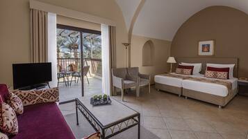 Junior suite, 2 eenpersoonsbedden | Een minibar, een kluis op de kamer, beddengoed