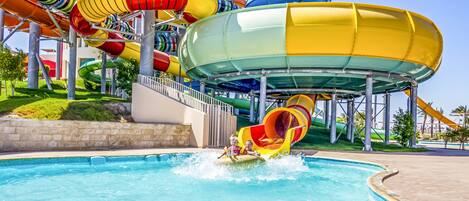 Ein Wasserpark mit mehreren Wasserrutschen und einem Schwimmbecken.