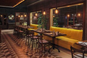 5 restaurants, breakfast, lunch, dinner served; international cuisine - JAZ Makadi Saraya Resort (Makadi Bay)