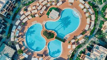 Piscina externa, espreguiçadeiras