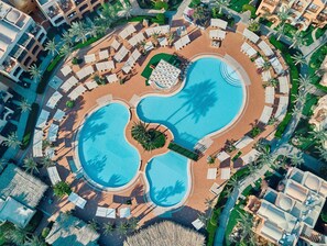 Piscina externa, espreguiçadeiras