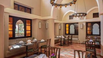 5 restaurantes; se sirven desayunos, almuerzos y cenas