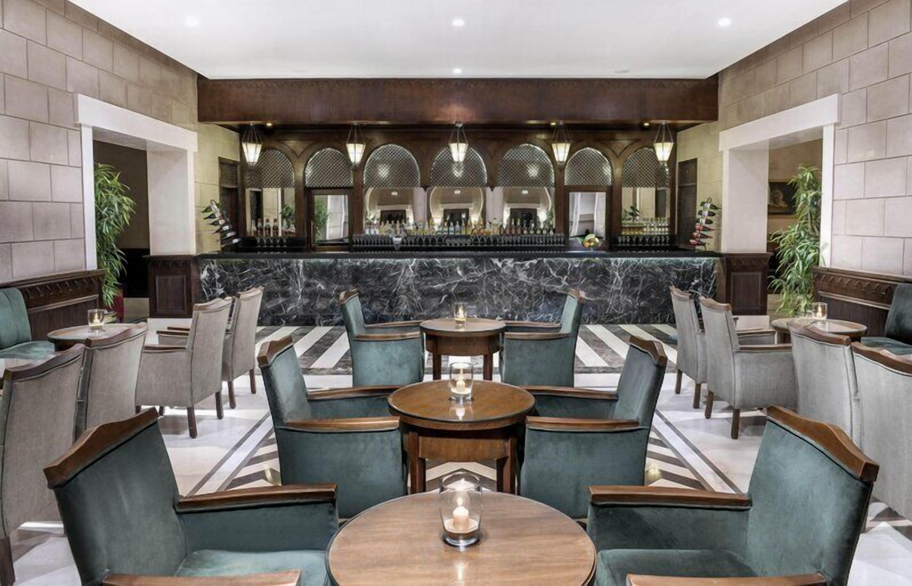 2 restaurants servant le déjeuner, le dîner et le souper