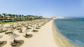 Playa privada, sillas reclinables de playa, sombrillas, toallas de playa