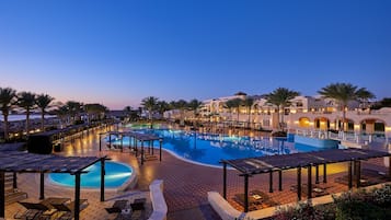 2 piscinas externas, espreguiçadeiras