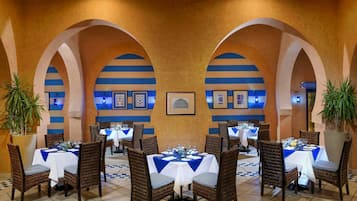 2 restoran, melayani sarapan, makan siang; sajian masakan internasional