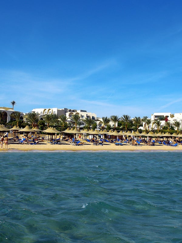 Playa privada, sillas reclinables de playa, sombrillas, toallas de playa