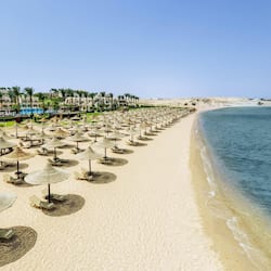 Plage privée, chaises longues, parasols, serviettes de plage