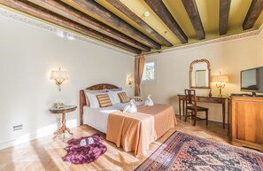 Deluxe Room, 1 Double or 2 Twin Beds - Villa | Premium bedding, minibar, in-room safe, desk - Villa Fiorita (Monastier di Treviso)