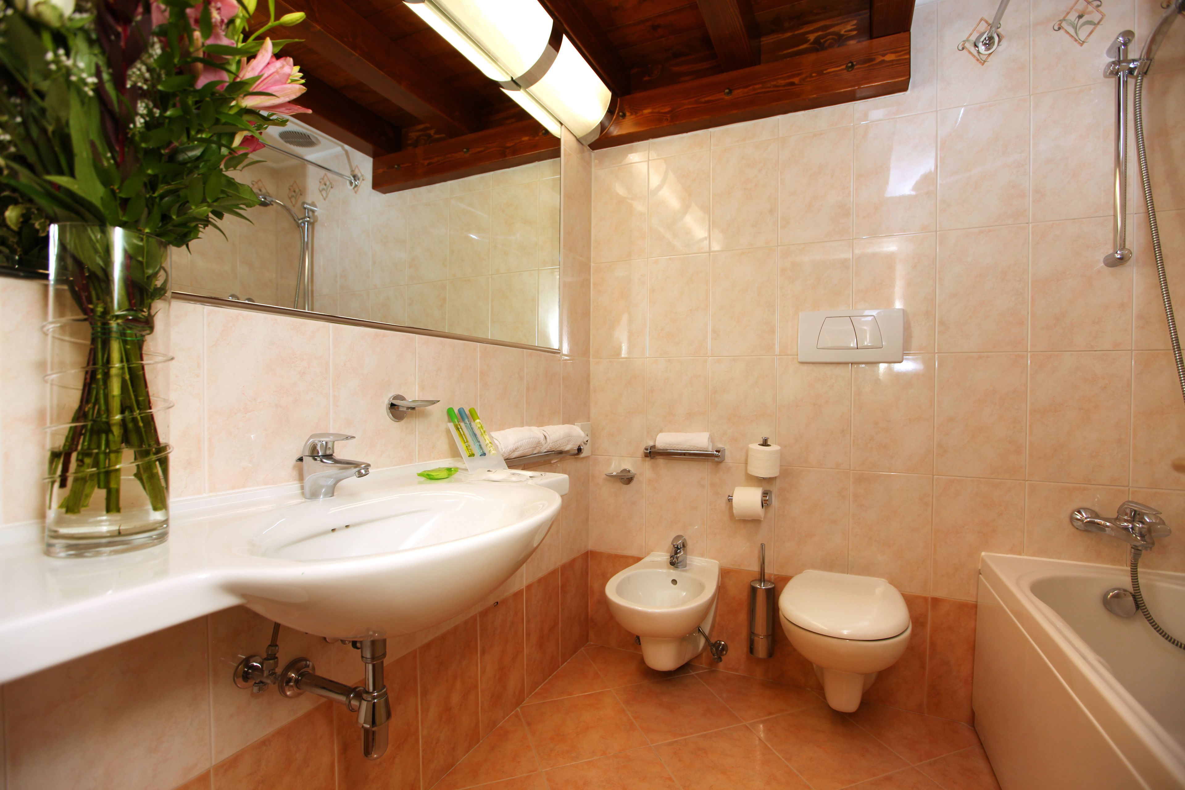 Un baño con lavabo, bidé, inodoro y bañera.