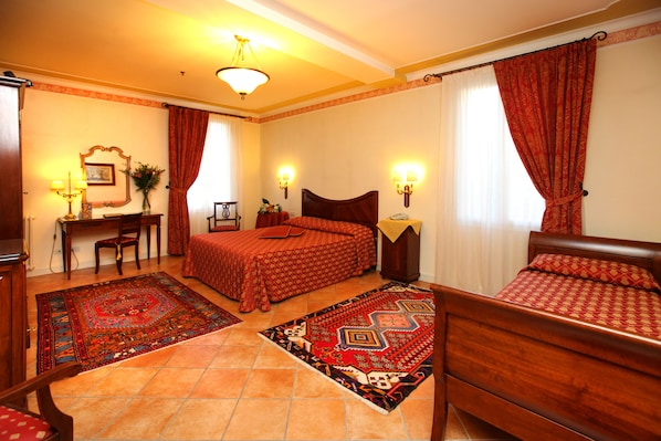 A hotel room with two beds, a desk, and a chair. - Park Hotel Villa Fiorita (Monastier di Treviso)