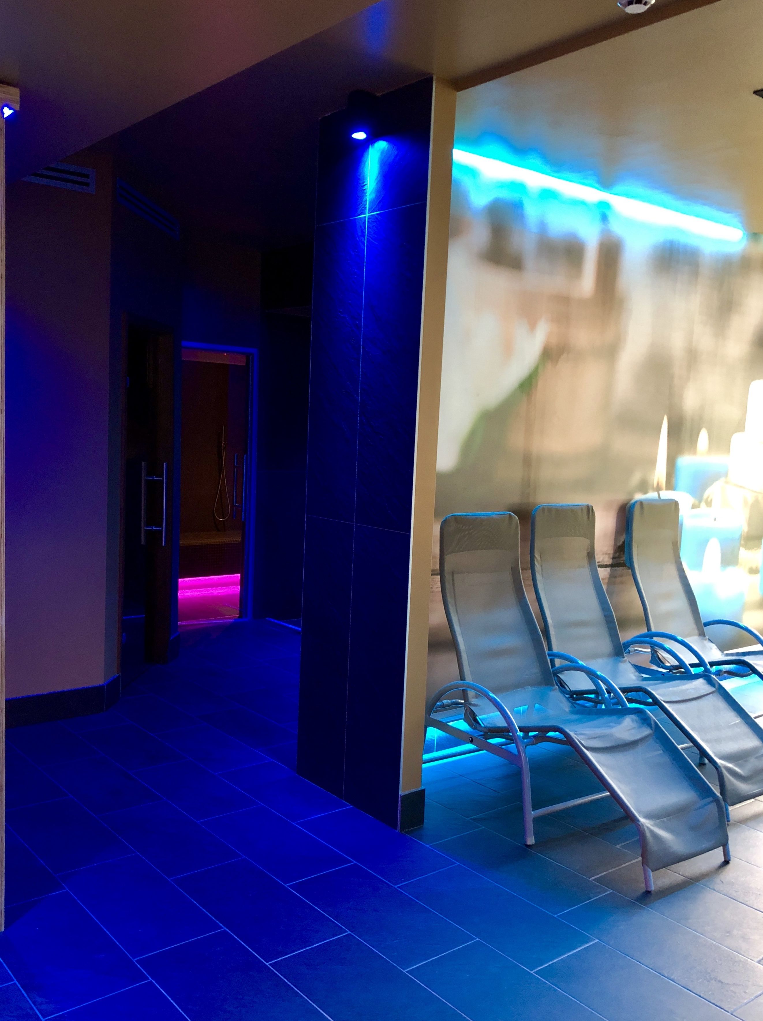 Sauna, hot tub, steam room