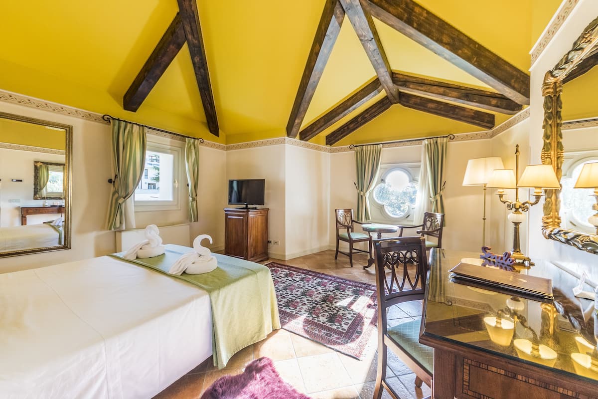 deluxe room, 1 double or 2 single beds | premium bedding, minibar, in-room safe, desk