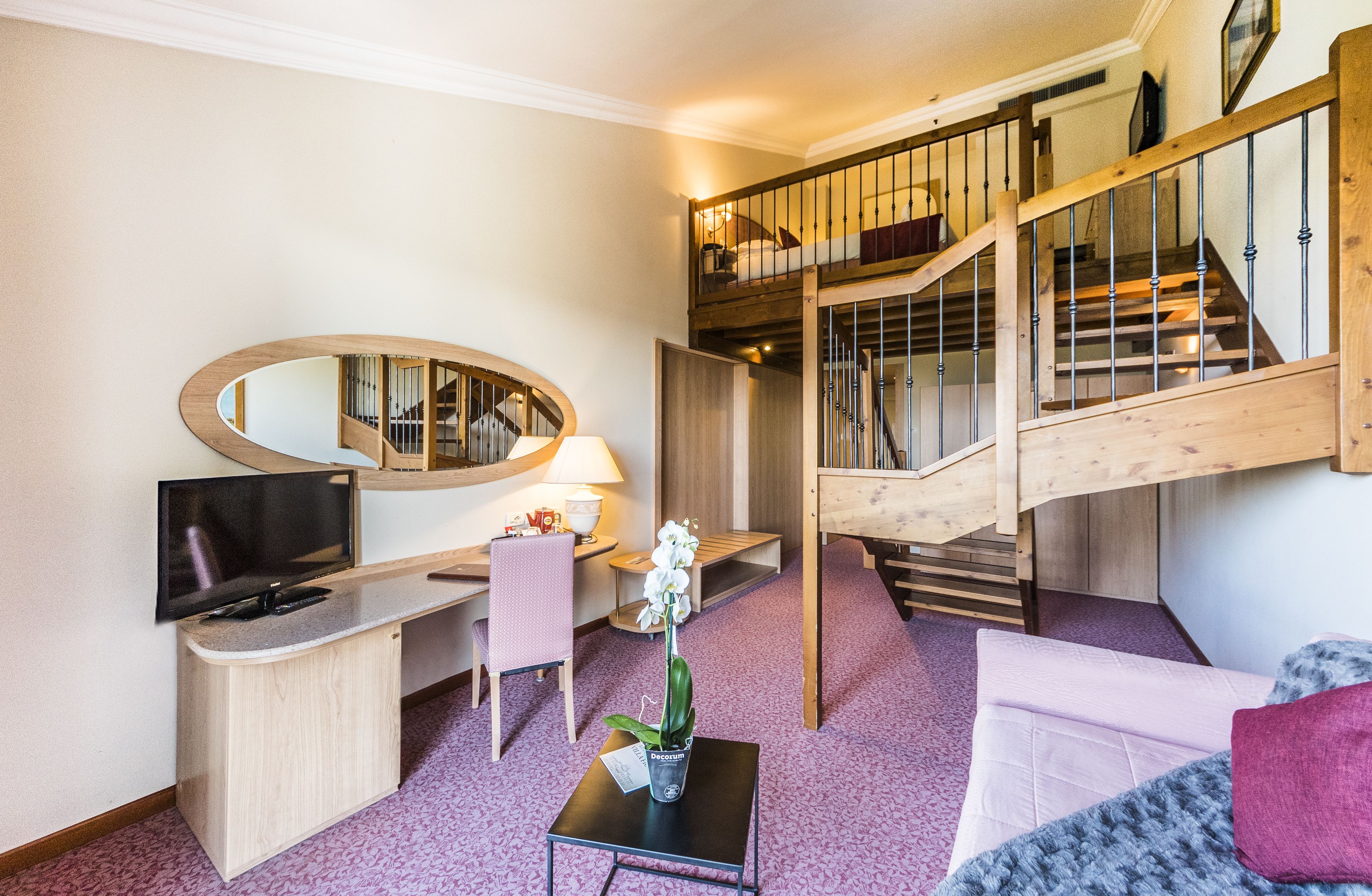 family room (classic) | premium bedding, minibar, in-room safe, desk